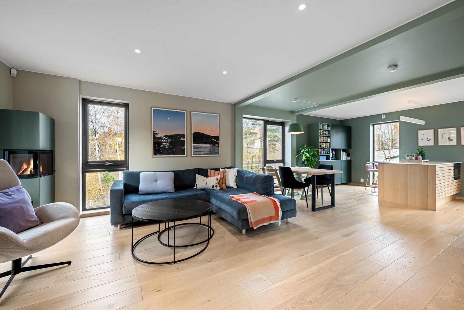 Etasjen har en funksjonell planløsning som skaper naturlig flyt mellom stue, spiseplass og kjøkken Galleribilde