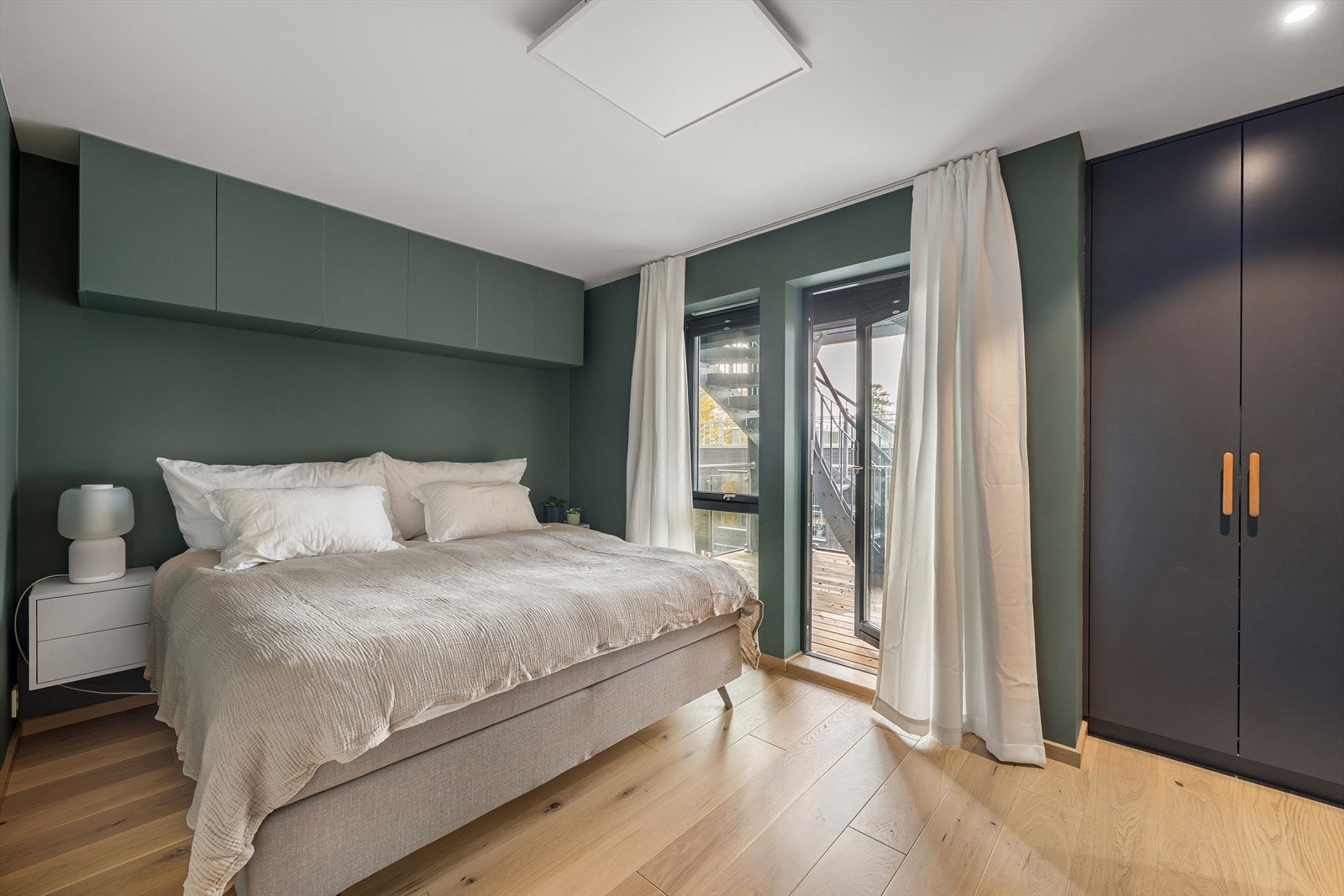 Boligens 3. etasje rommer 3 soverom - Mastersoverom med lekkert bad en-suite og plass til stor garderobeløsning Galleribilde