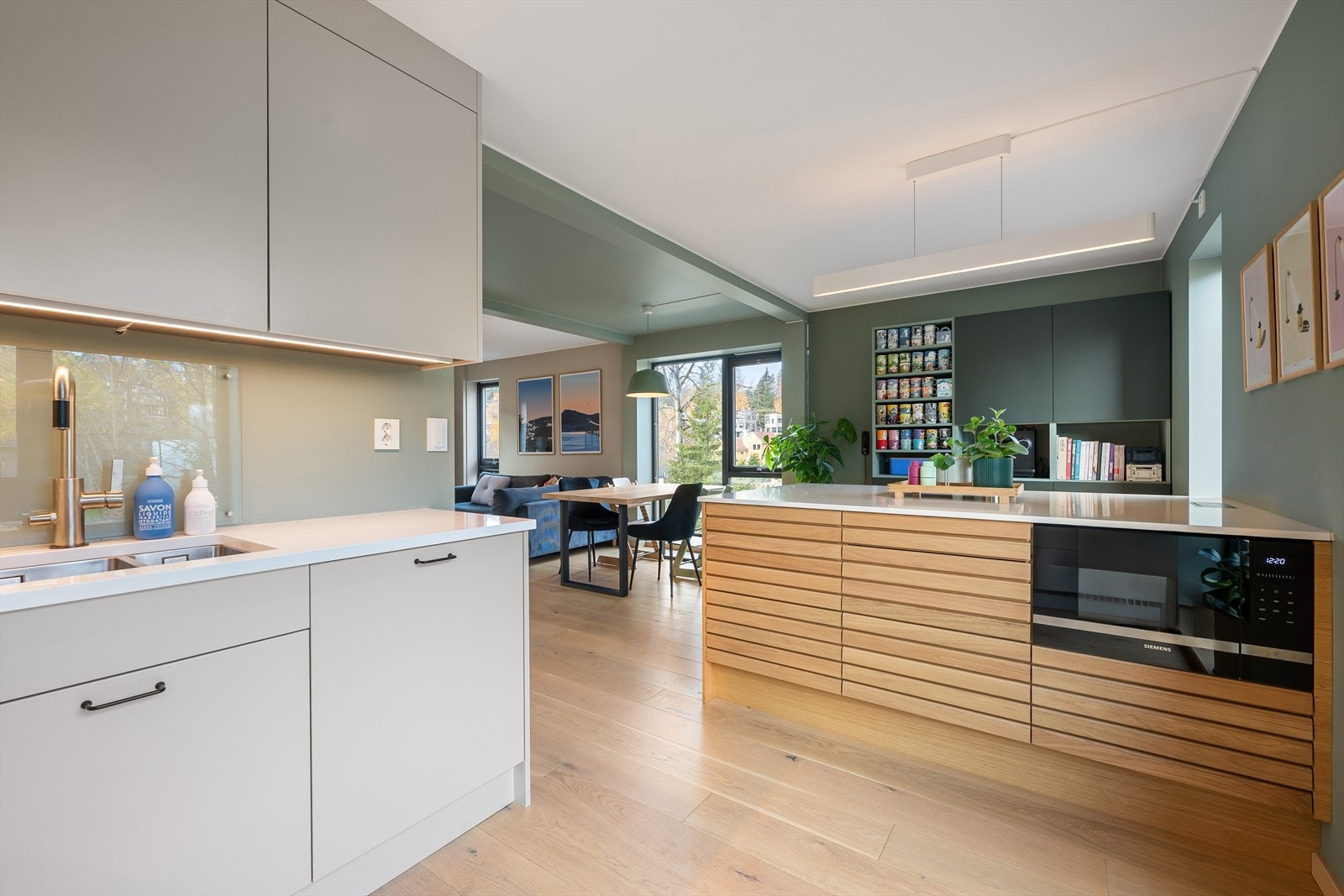 I 2022 ble det etablert en praktisk kjøkkenøy som sikrer godt med oppbevaringsplass og benkeplass - Integrerte hvitevarer inkluderer induksjonstopp, stekeovn, oppvaskmaskin, mikrobølgeovn, kjøl og ventilator Galleribilde