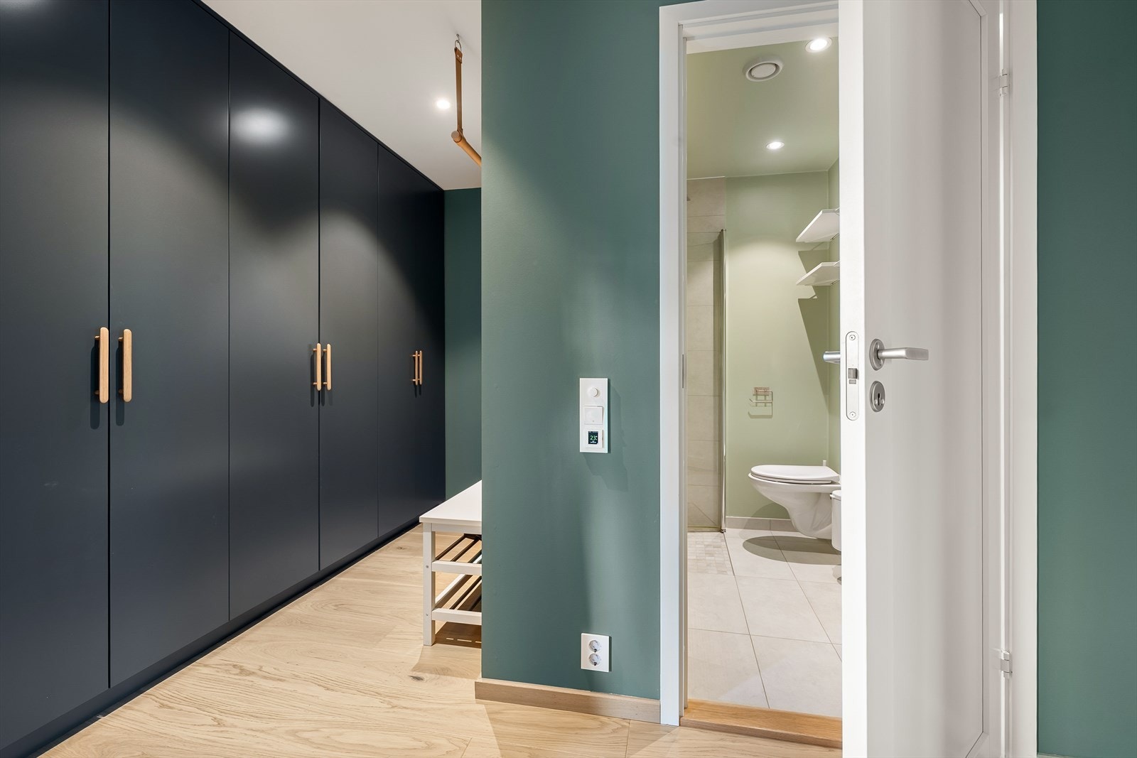 Bad en-suite med varme i gulv og downlights i himling Galleribilde