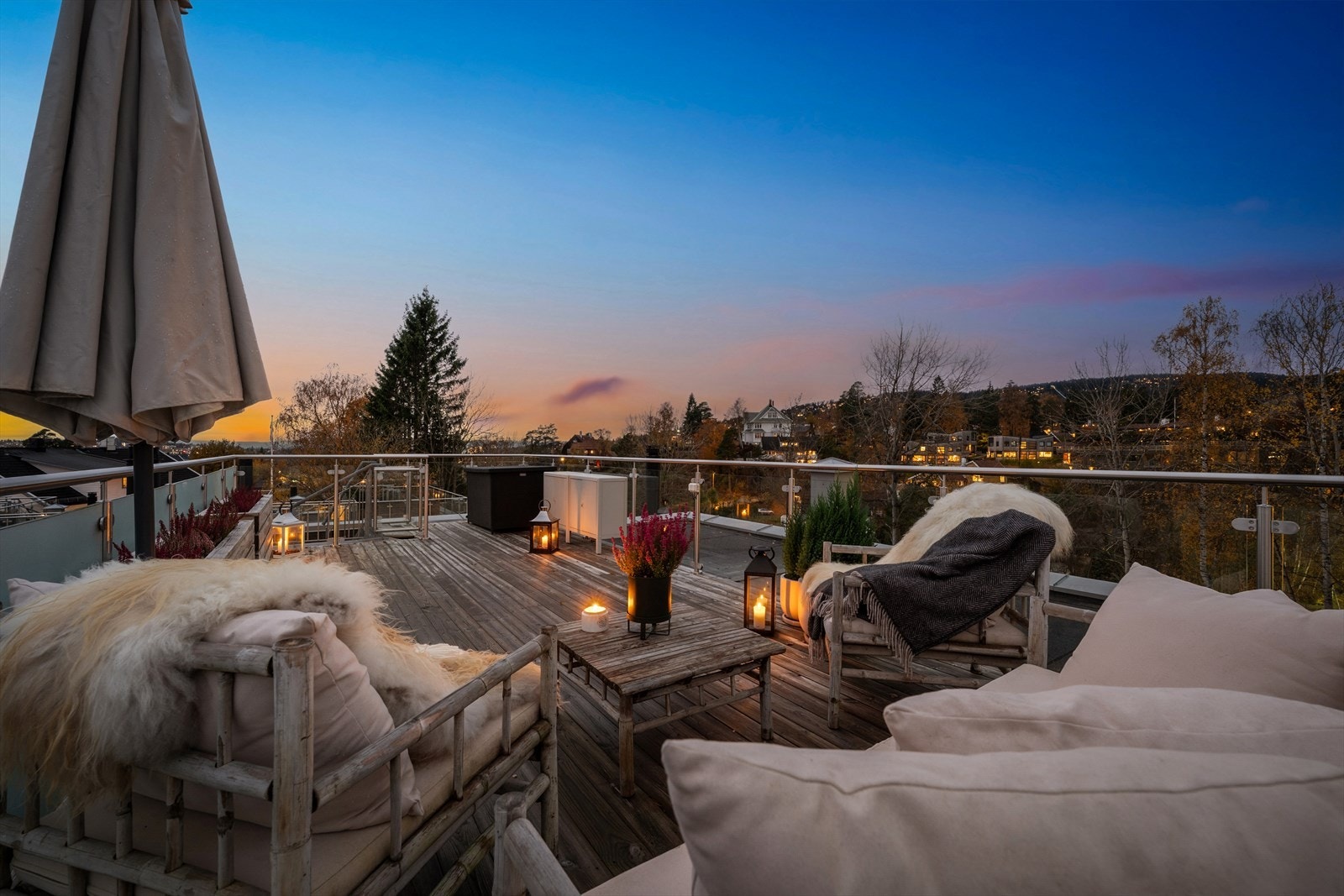 Det er god plass til møblement, beplantning, grill og folk - Sol fra morgen til sent på kvelden om sommeren Galleribilde