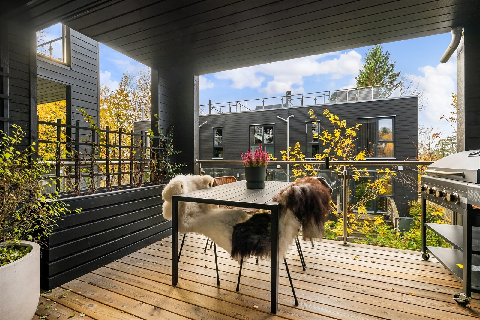 Balkongen fungerer som en fin forlengelse av stuen om sommeren Galleribilde