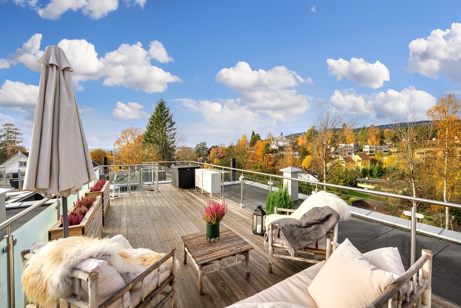 Herlig takterrasse med sol og utsikt Galleribilde