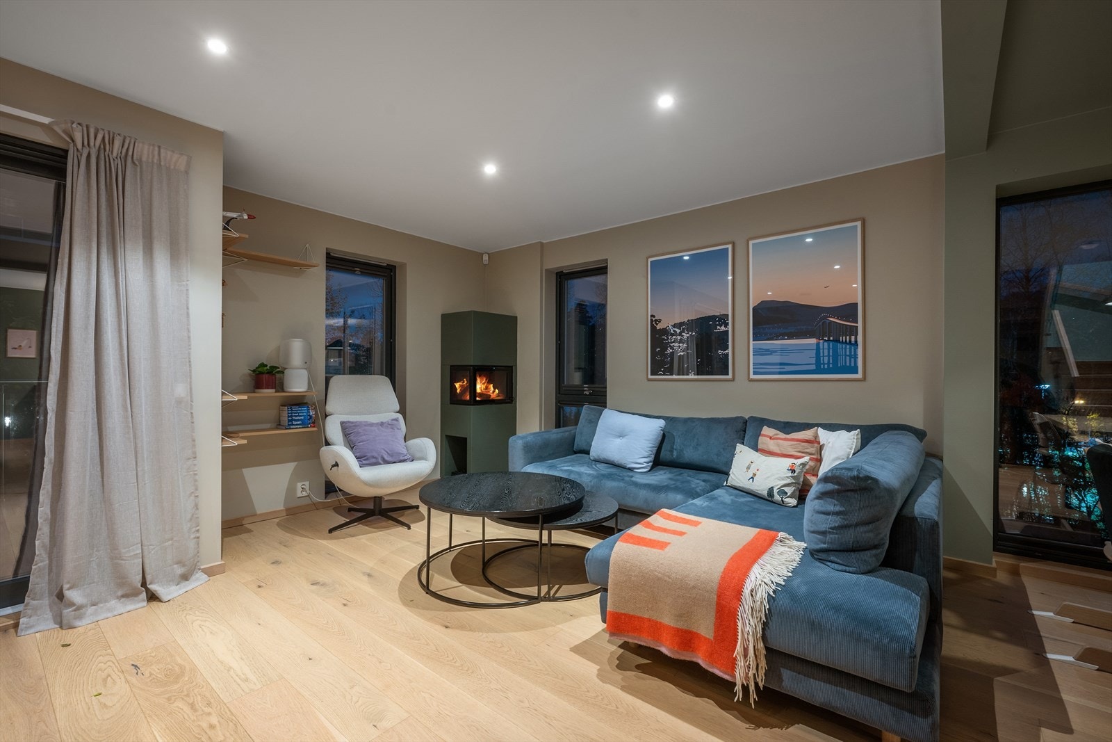 Det er god plass til sofaseksjon med tilhørende stuebord og mediemøblement Galleribilde