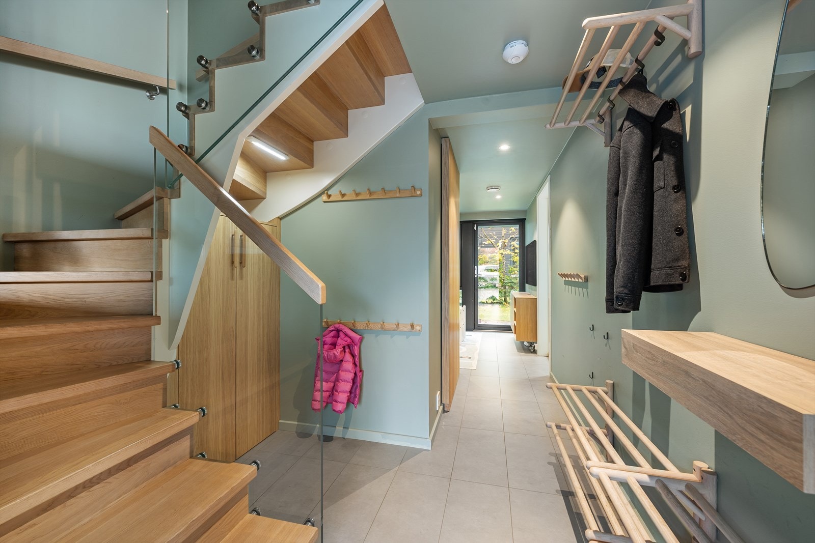 Boligen har en romslig og lys entré som gir et svært godt førsteinntrykk! Galleribilde