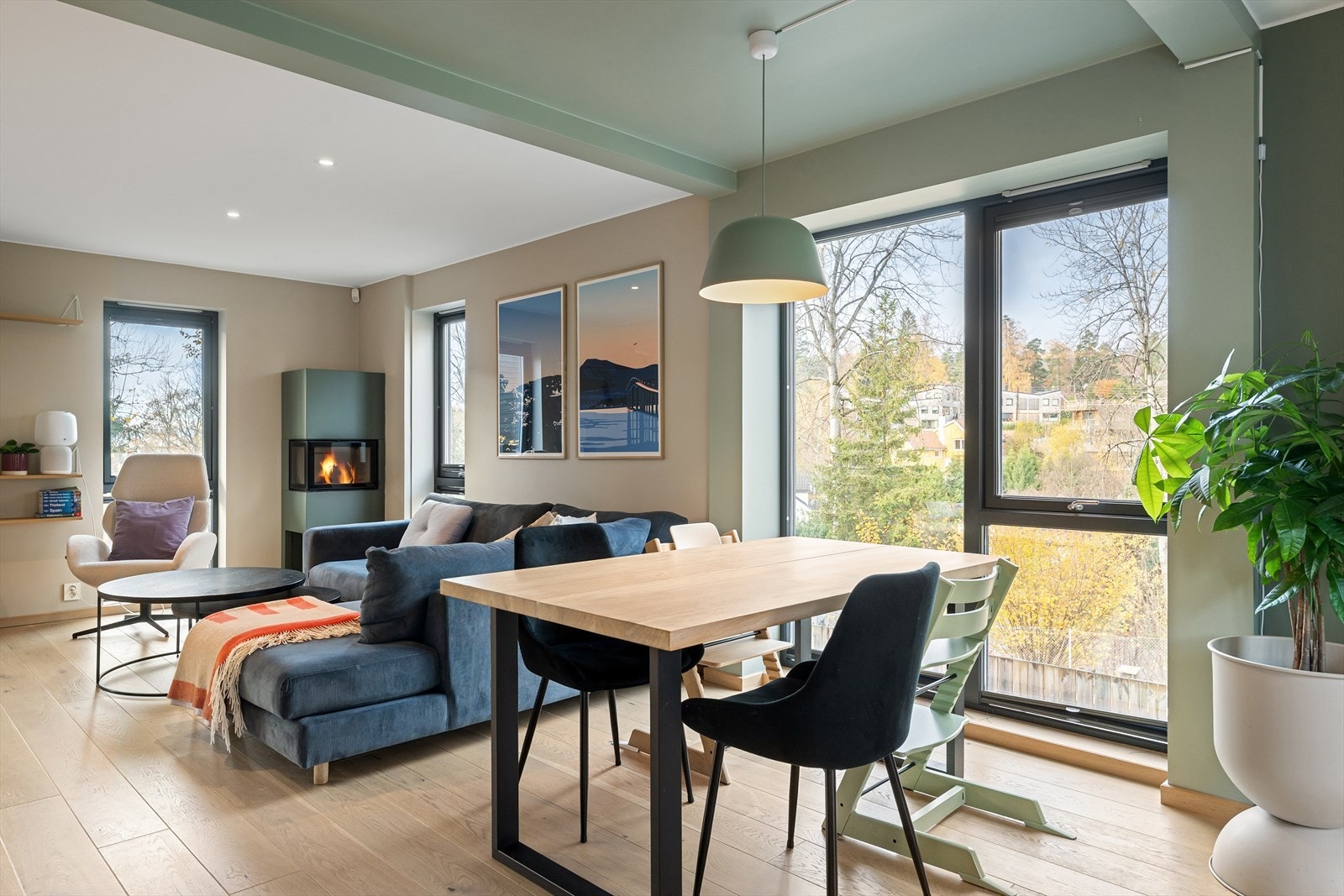 Det er plass til langbord i tilknytning til kjøkkenet Galleribilde