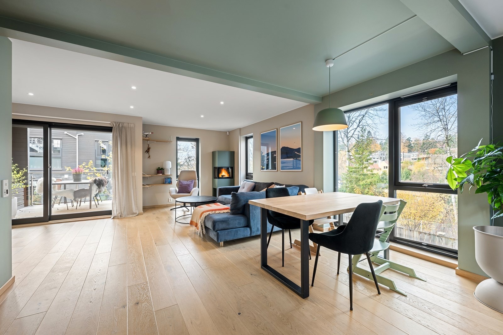 Store vinduer som sørger for godt med lysinnslipp Galleribilde