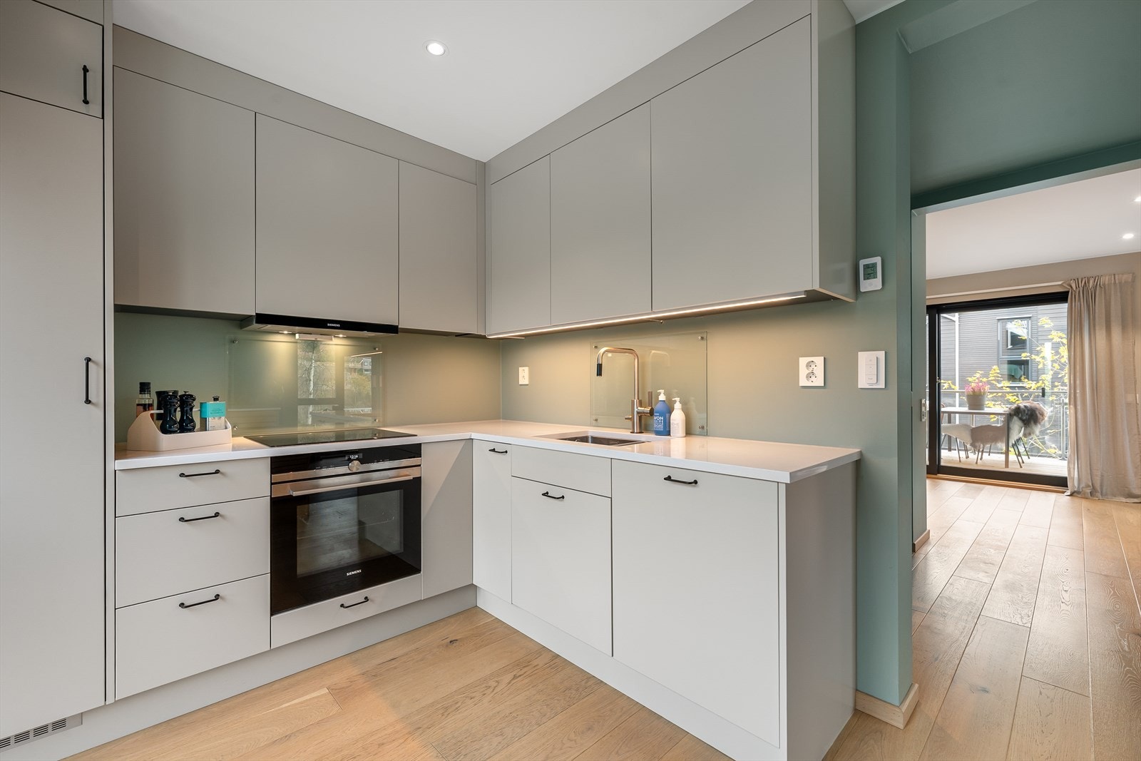 Kjøkkenfrontene og hvitevarene (kjøleskap, oppvaskmaksin og ventilator) ble skiftet i 2024 Galleribilde