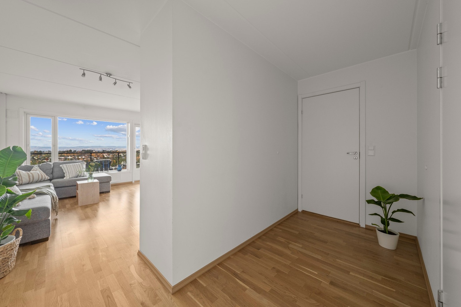 Fra gangen ledes blikket naturlig mot utsikten - en flott velkomst! Galleribilde