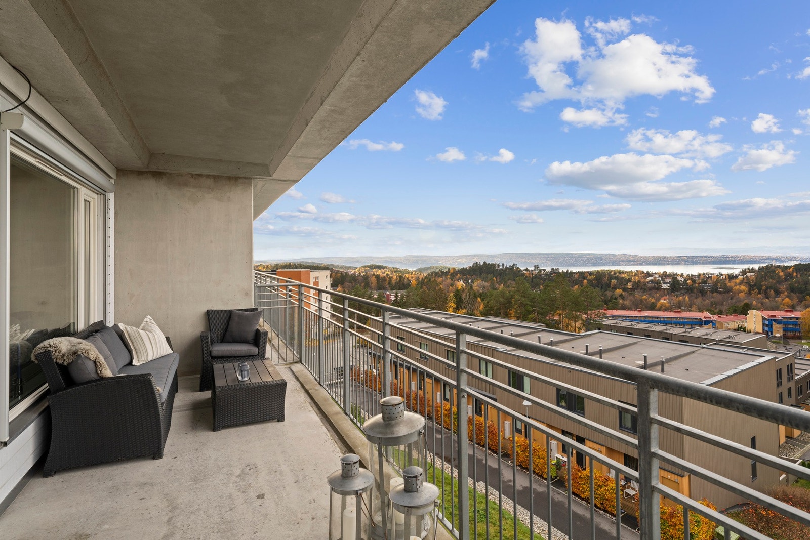 Utgang fra stuen til vestvendt og solfylt balkong på hele 15 m²! Galleribilde
