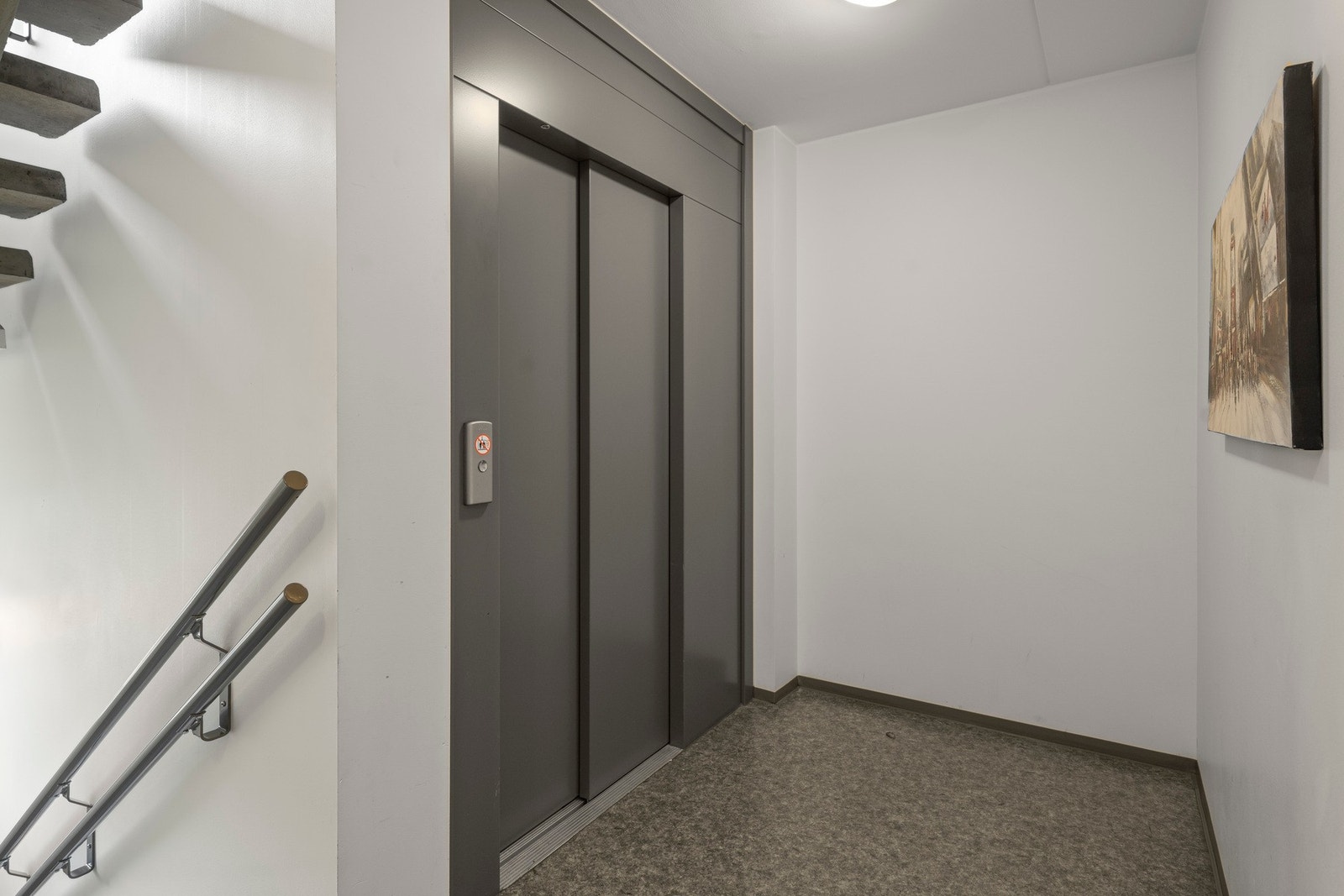 Heis fra lukket garasjeanlegg direkte opp til leiligheten - enkel og værbeskyttet adkomst. Galleribilde