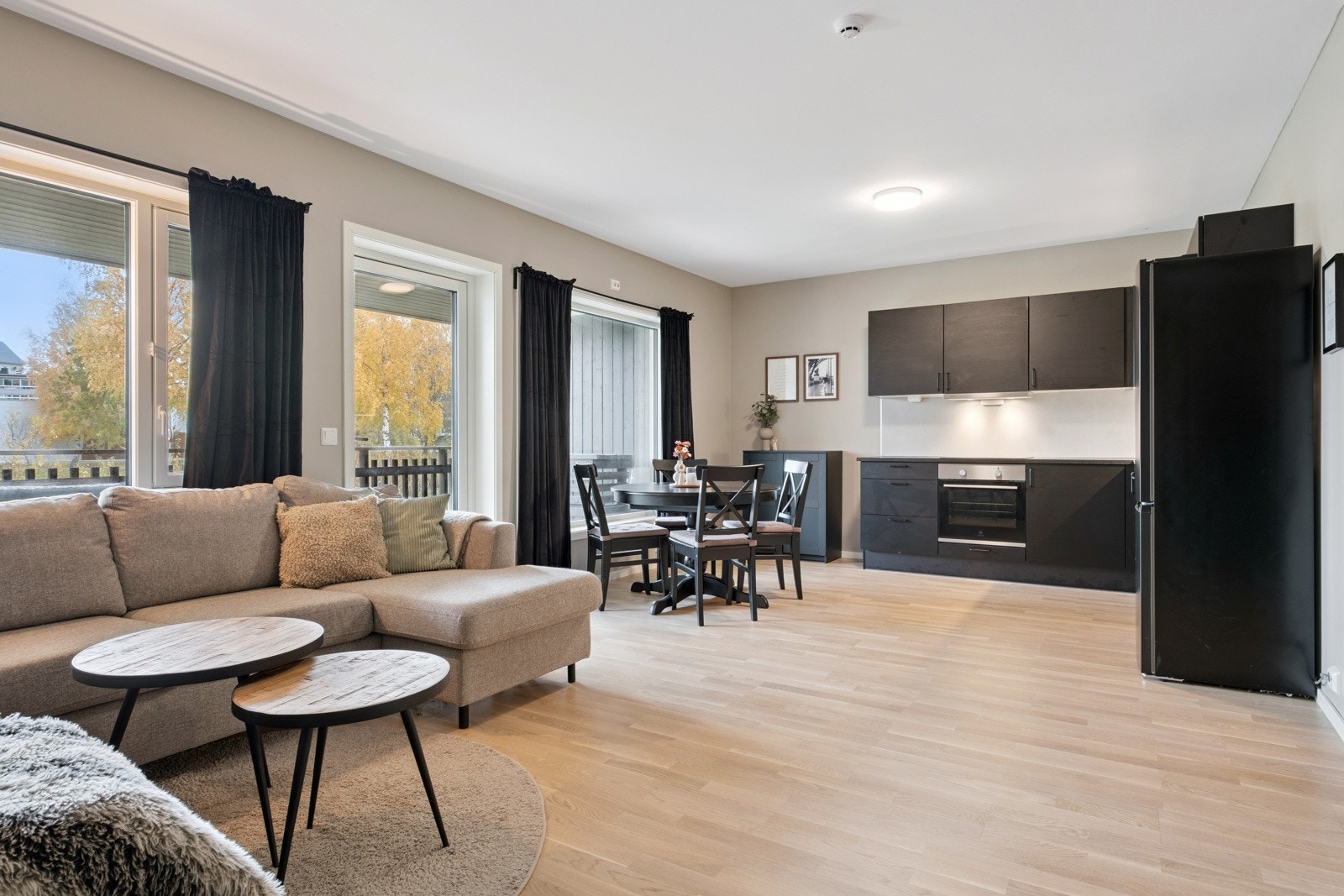 Leiligheten har fast parkeringsplass på borettslagets tomt. Galleribilde