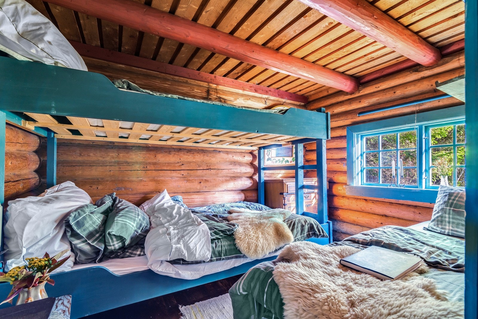 Gode soverom med plass til mange overnattingsgjester. Galleribilde