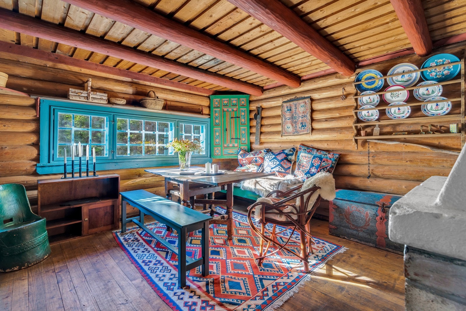 Hytta tilbyr god, gammeldags hyttekos med parafinlamper og stearinlys. Galleribilde