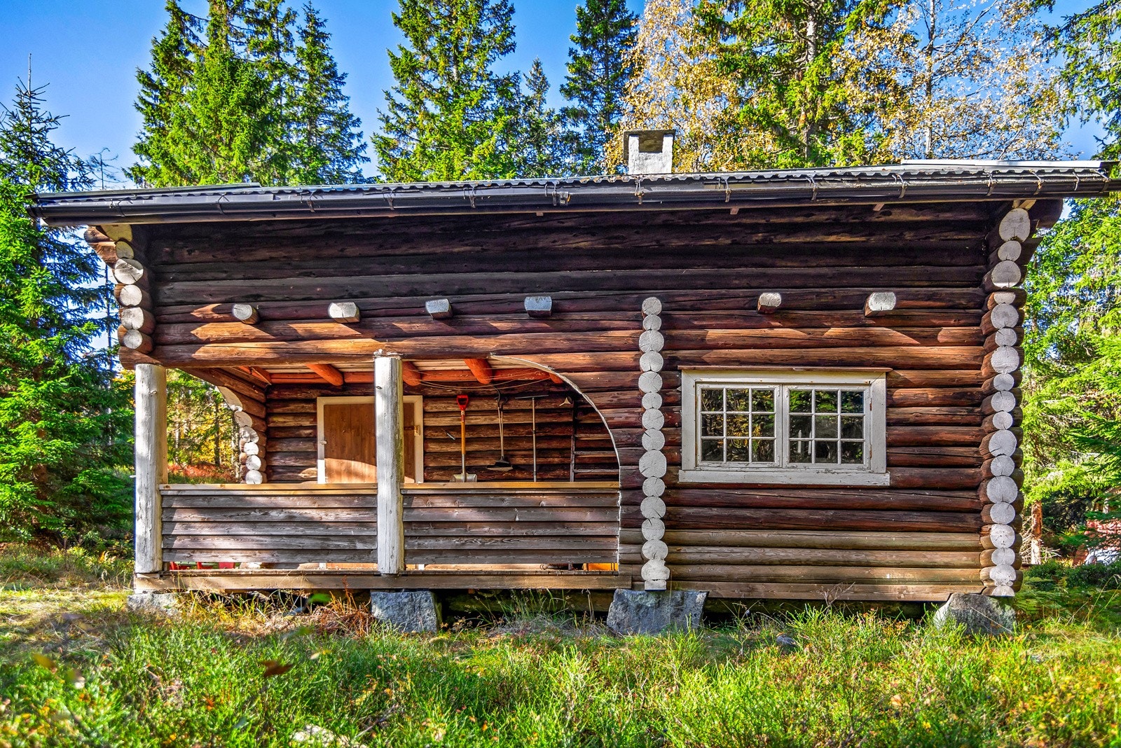 Hytta er en god, gammel hytte med et godt potensiale for deg som ser etter noe ekte og originalt. Galleribilde