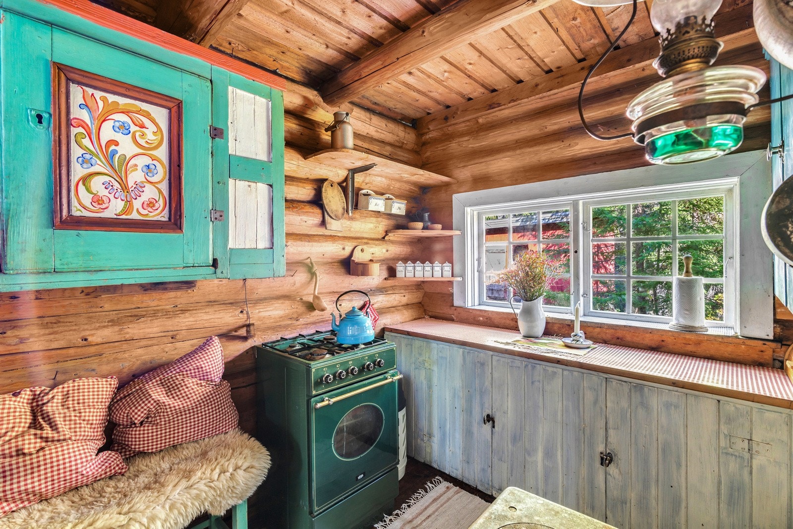 Enkelt hyttekjøkken med gasskomfyr. Galleribilde