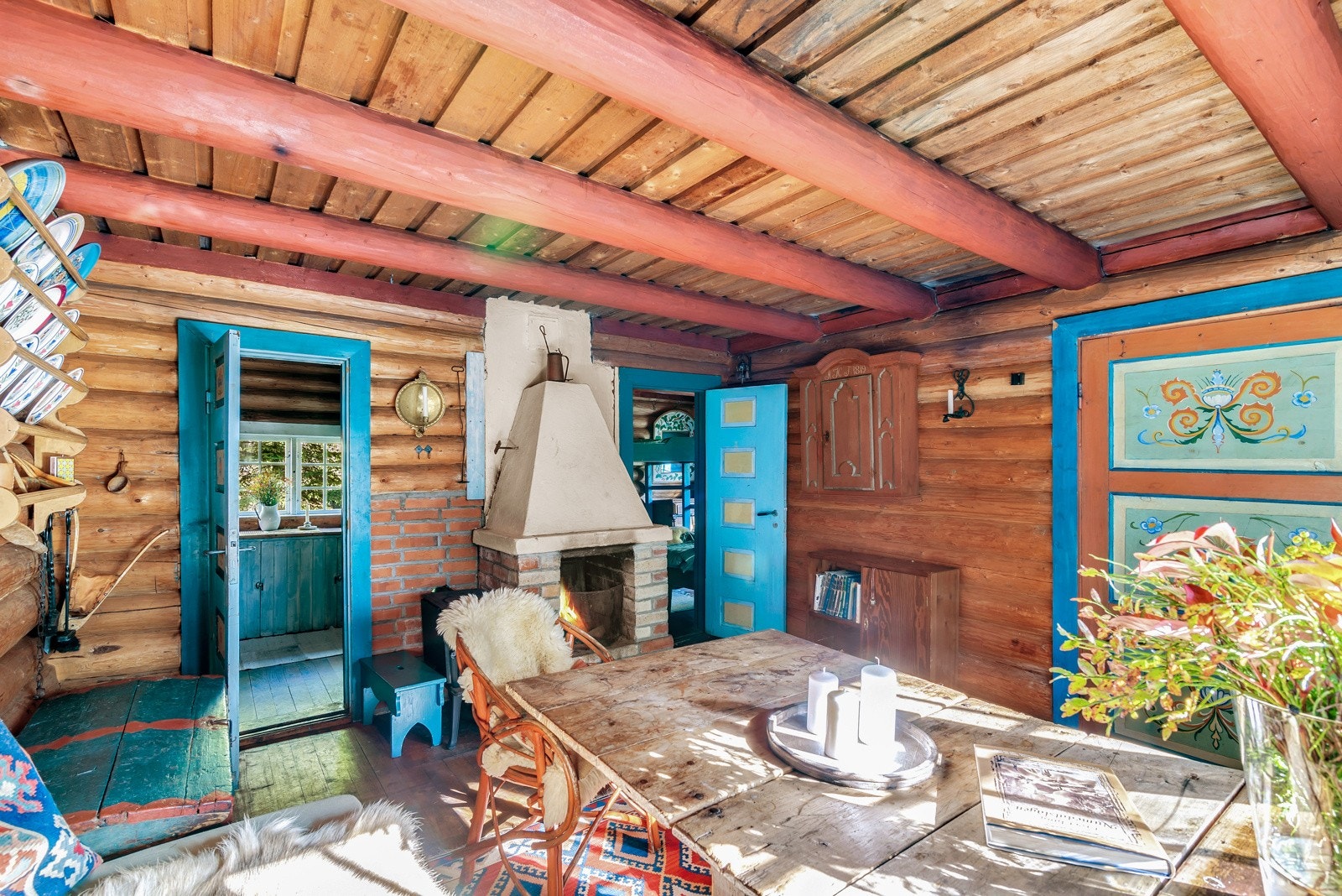 Dørene kommer fra gamle gårder i Siljan og Lågendalen - legg merke til rosemalingen. Galleribilde