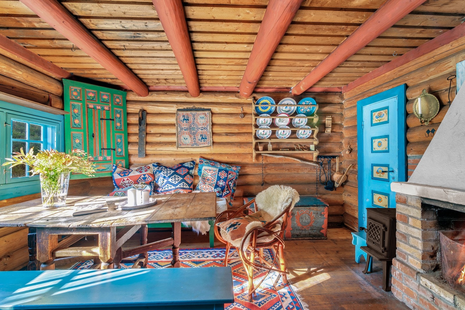 Hytta ble oppført med solide materialvalg, men det må påregnes påkostninger. Galleribilde