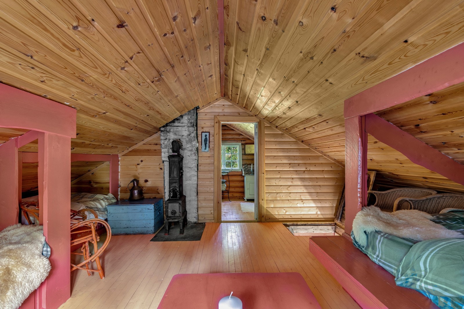 Loftsetasjen er delt inn i to soverom. Galleribilde