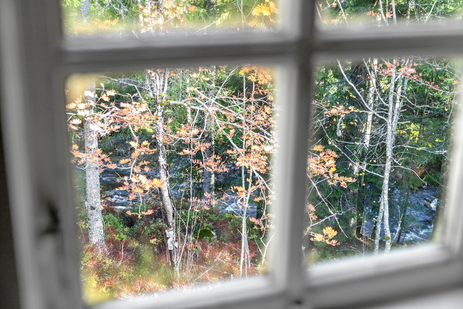 Hytta har ikke innlagt vann, og vann hentes i bekken rett ved hytta året rundt. Galleribilde