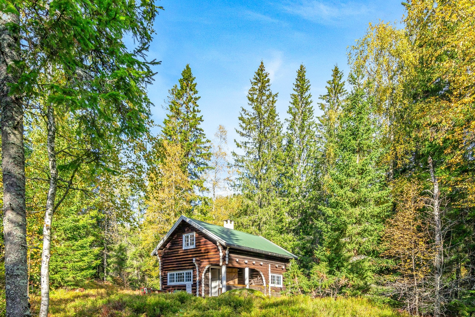 Tømmerhytta ble oppført på midten av 1936, og det er få hytter i nær omkrets som gir hytta en svært usjenert beliggenhet. Galleribilde