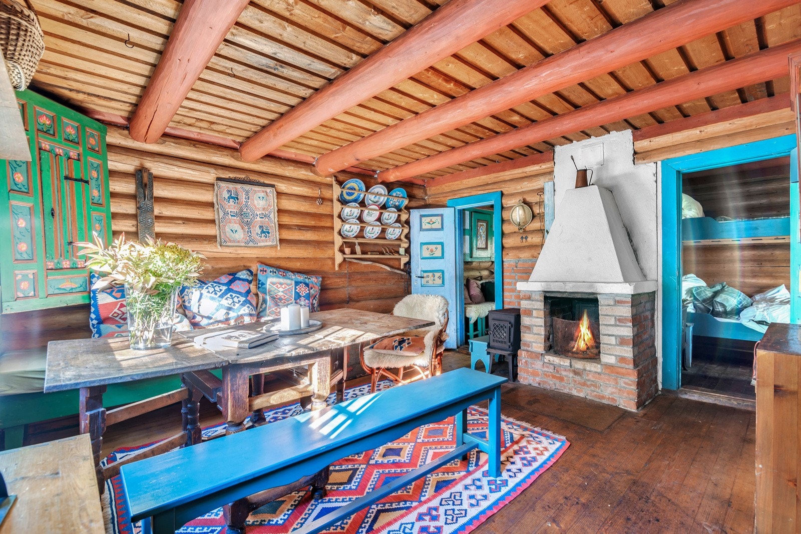 Her får du en hytte med historie og sjarm - legg blant annet merke til de håndmalte dørene. Galleribilde