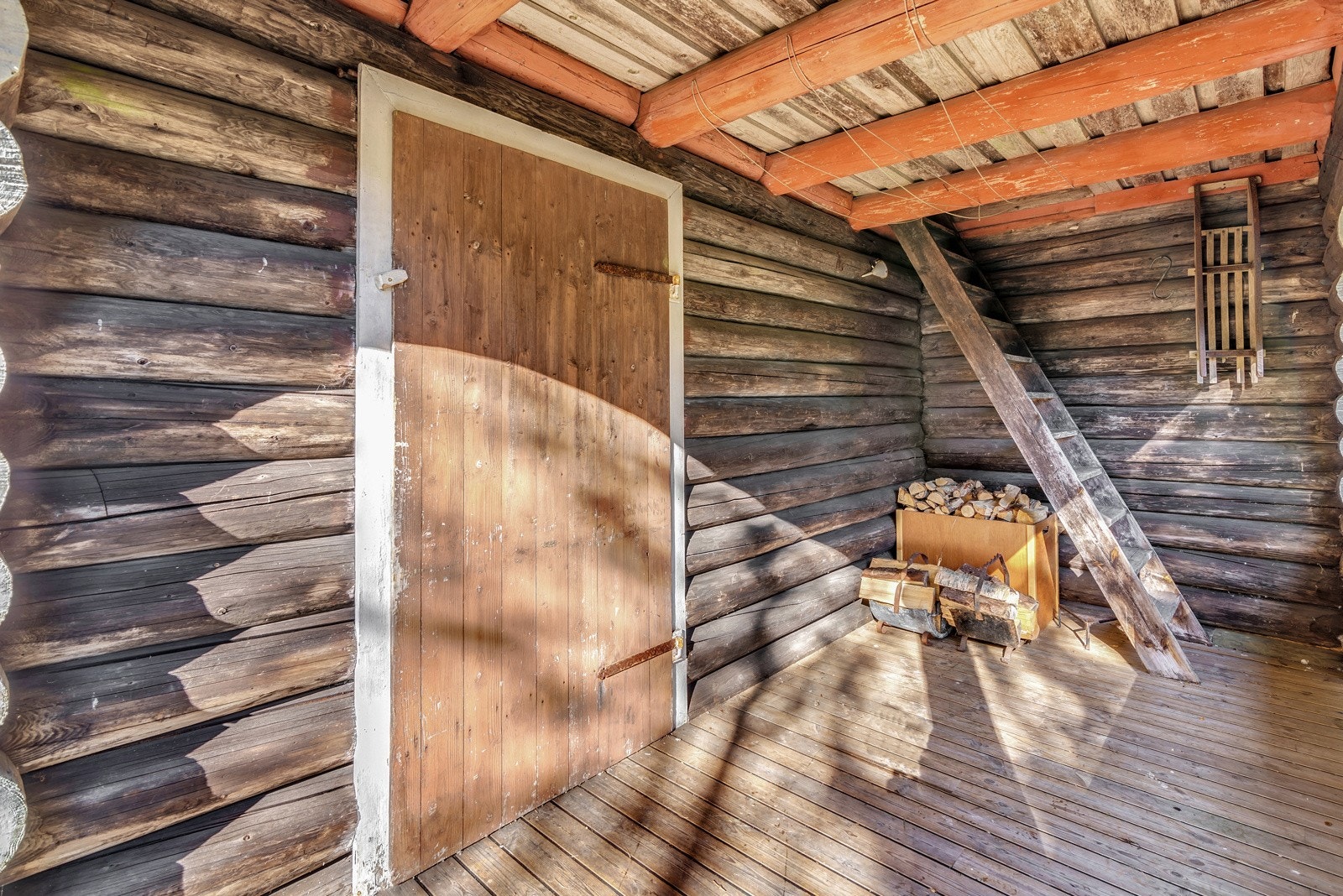 Hytta er bygget i solid og klassisk tømmer. Galleribilde