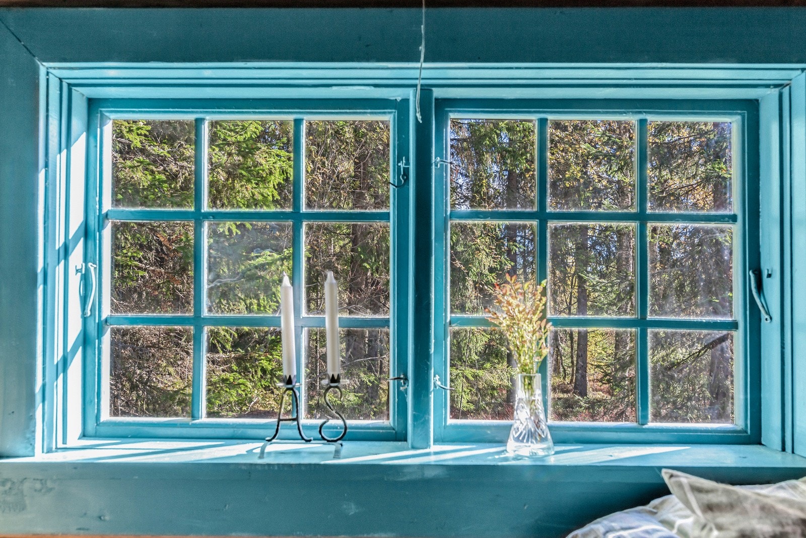 Hyttenaboene ligger en kort spasertur fra eiendommen, men utenfor synsrekkevidde. Galleribilde