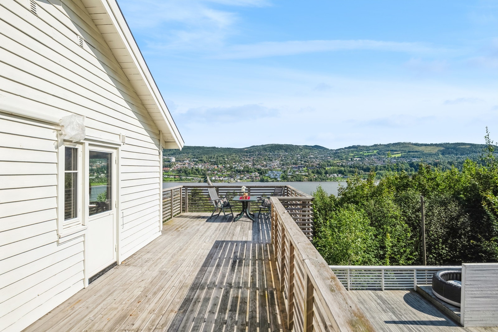 Utgang fra stuen til solrik balkong med nydelig utsikt! Galleribilde