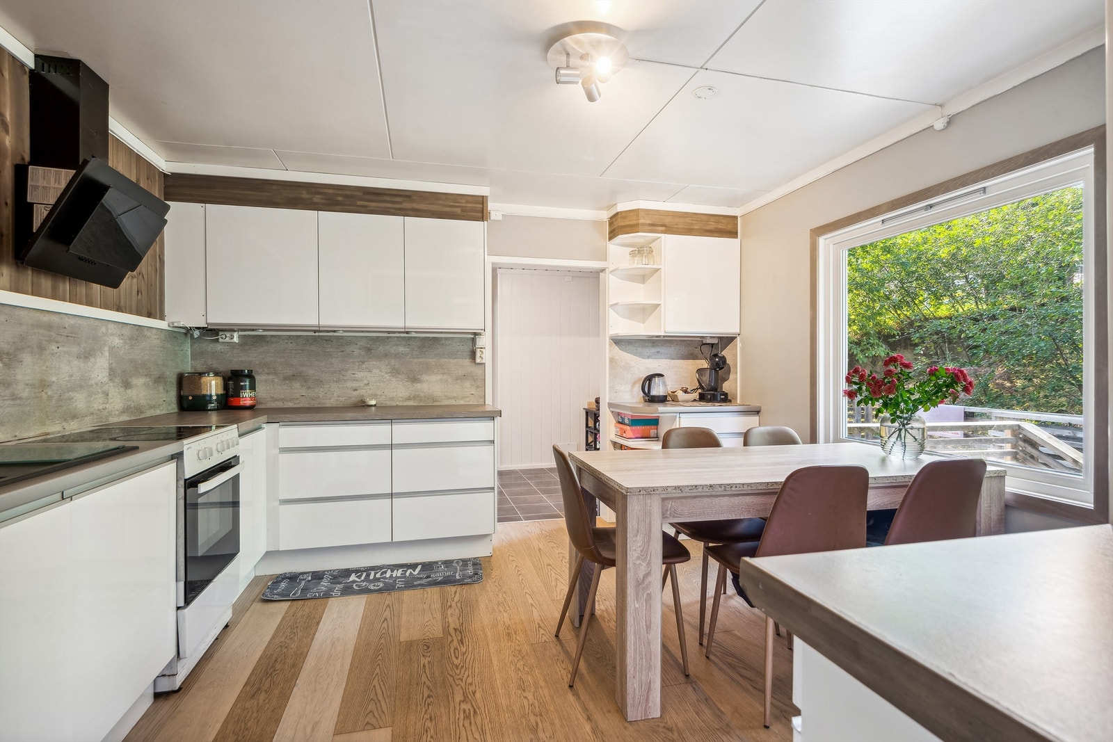 Moderne kjøkken. Innredningen er fra 2017, og er fremstod uten bruksslitasje da det ble montert i 2023. Innredningen har glatte fronter og det er rikelig med både benke- og skapplass. Galleribilde