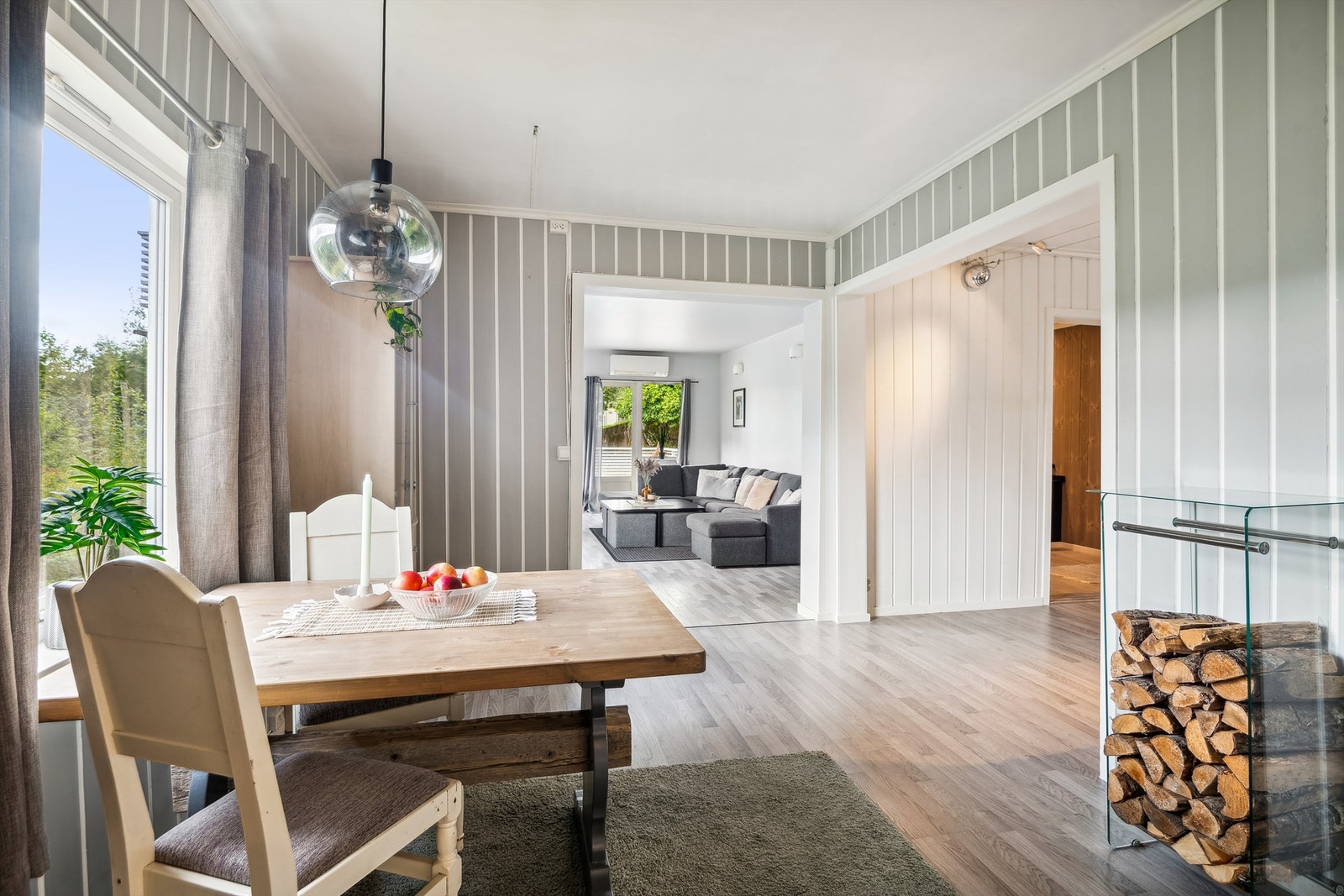 Innbydende spisestue i god størrelse Galleribilde