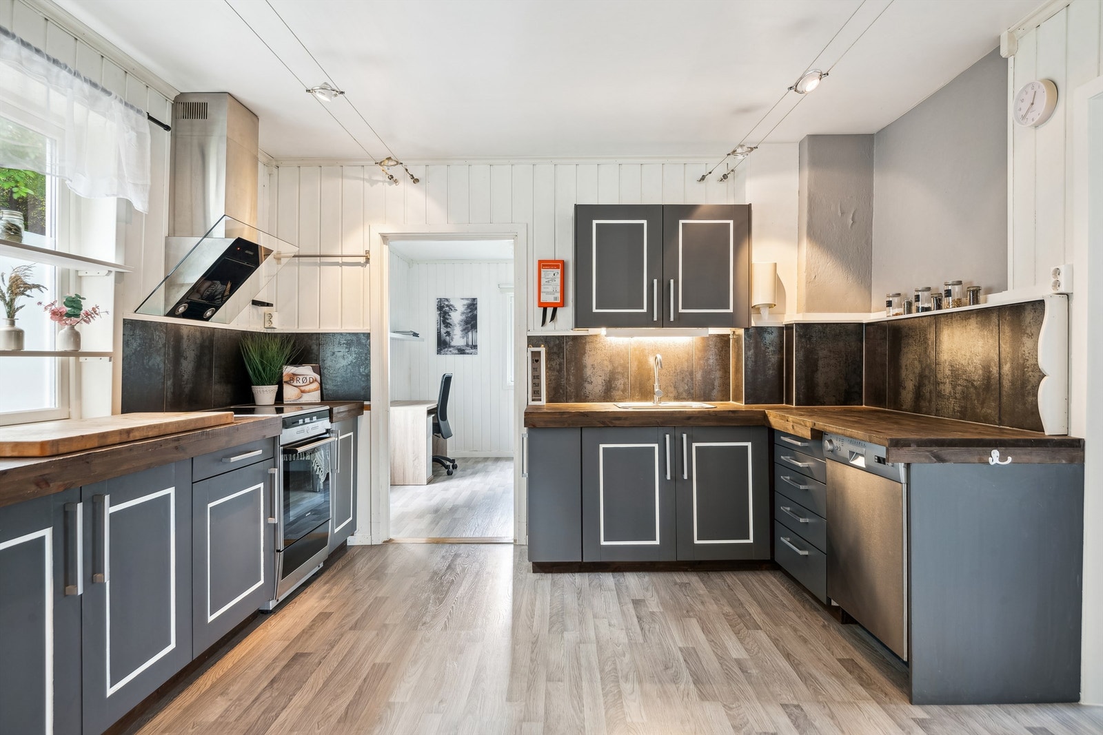 Kjøkkenet er romslig og funksjonelt, med rikelig benke- og skapplass. Galleribilde