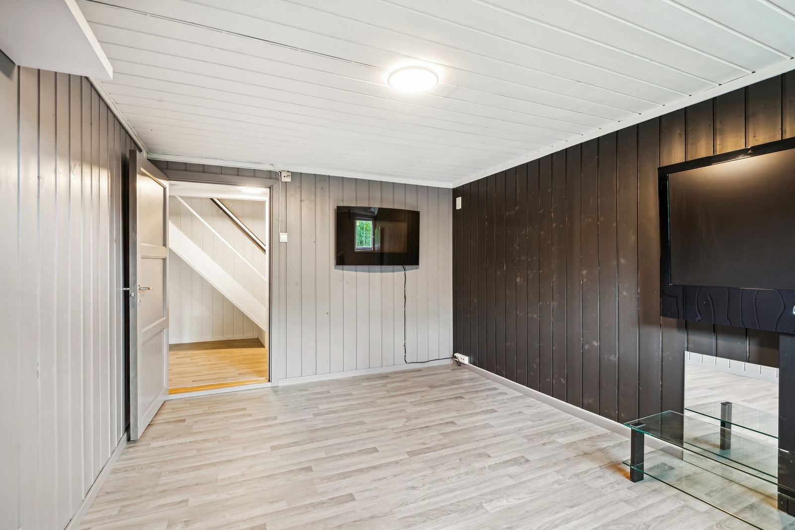 Innredet rom som i dag benyttes som kjellerstue. Rommet er ikke søkt bruksendret. Galleribilde