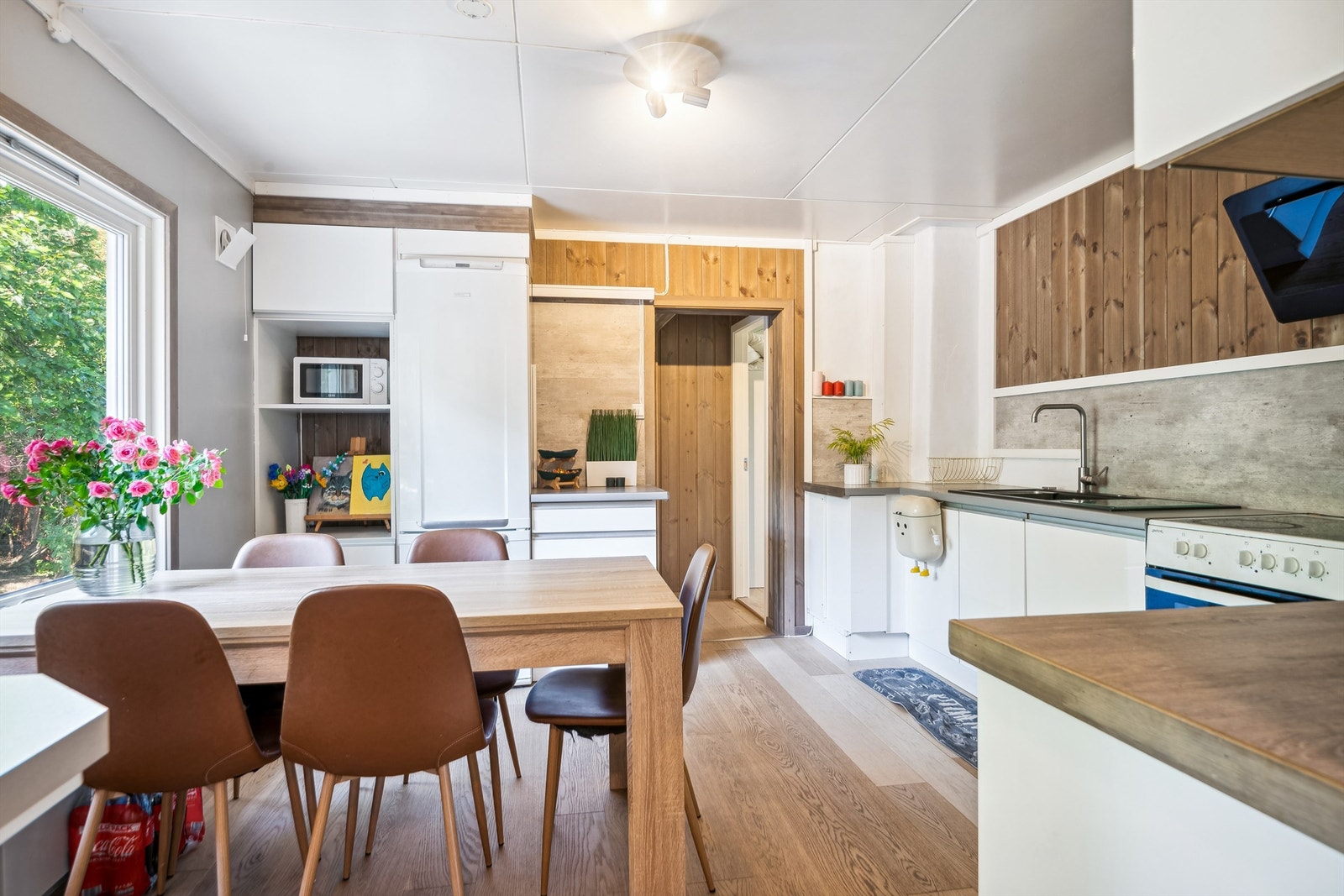 Fin plass til en spiseplass ved kjøkkenvinduet. Galleribilde