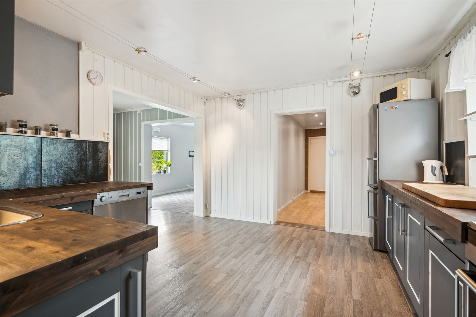 Kjøkkenet er romslig og det er avsatt plass for hvitevarer. Galleribilde