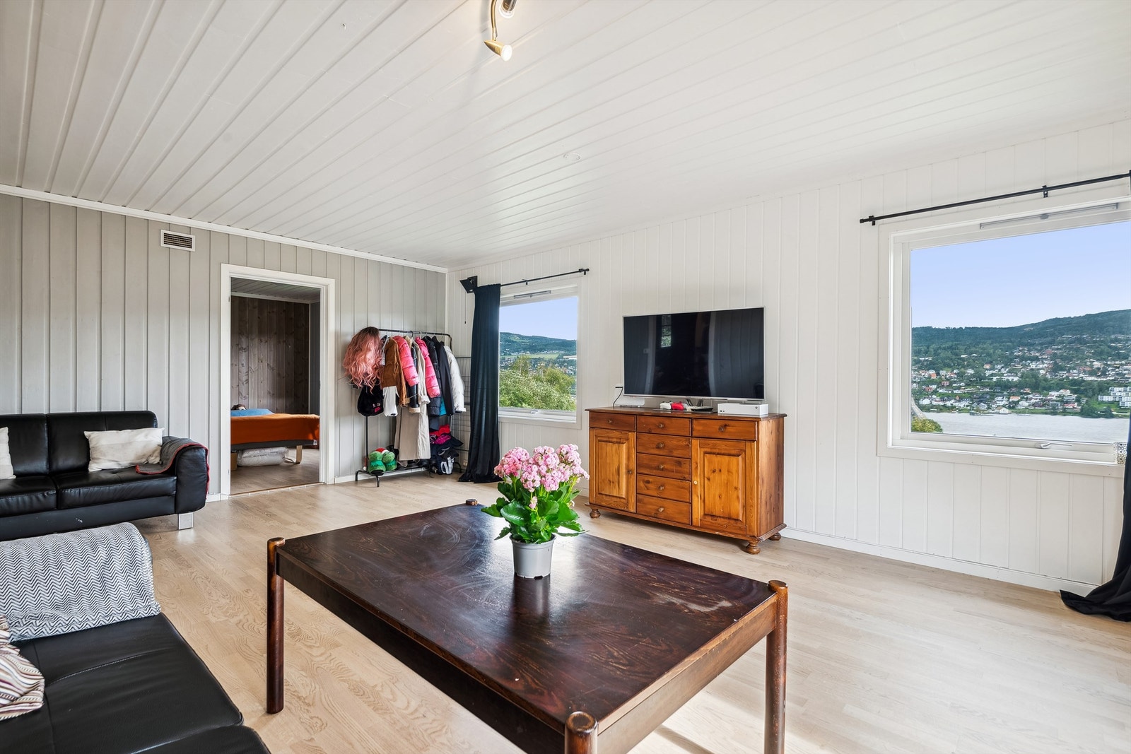 Stuen er lys og i god størrelse med gode møbleringsmuligheter. Parkett på gulv. Det er godt med innfall av lys og en flott utsikt fra vinduene. Galleribilde