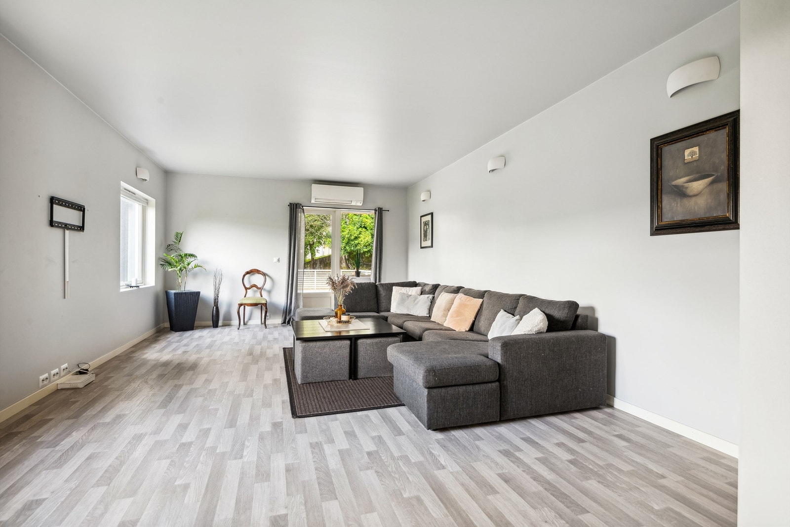 Leiligheten i 1.etasje har en innbydende og lys stue med gode møbleringsmuligheter. Galleribilde