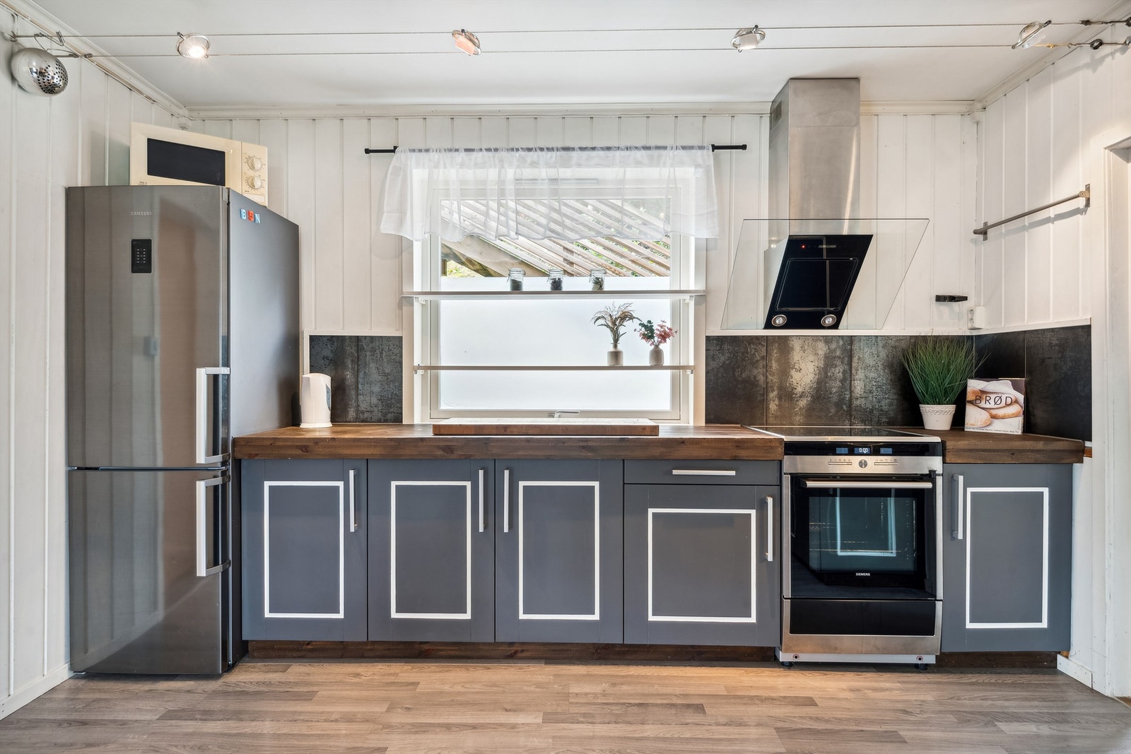 Innredningen har profilerte fronter og benkeplaten er av tre. Innredningen ble pusset ned og malt på nytt i 2023. Galleribilde