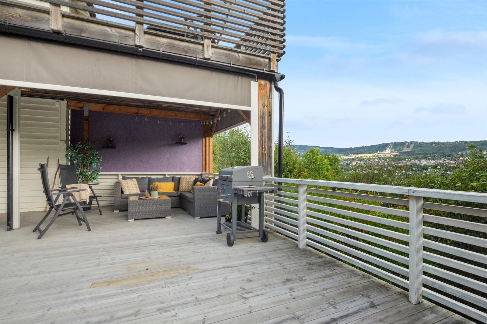 Utgang fra stuen til en delvis overbygget terrasse i god størrelse. Galleribilde