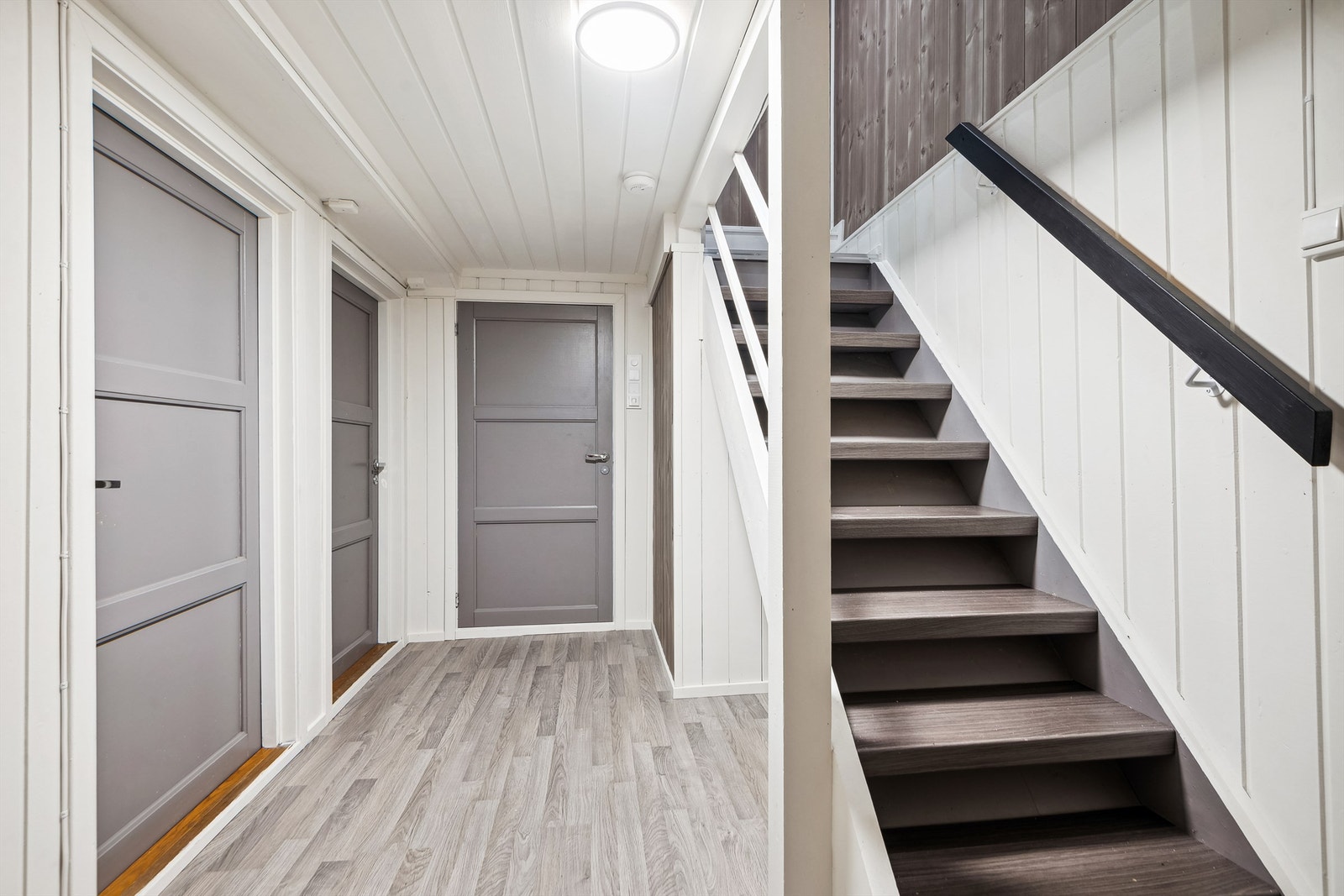 Kjeller som inneholder bad og to innredede rom. Galleribilde