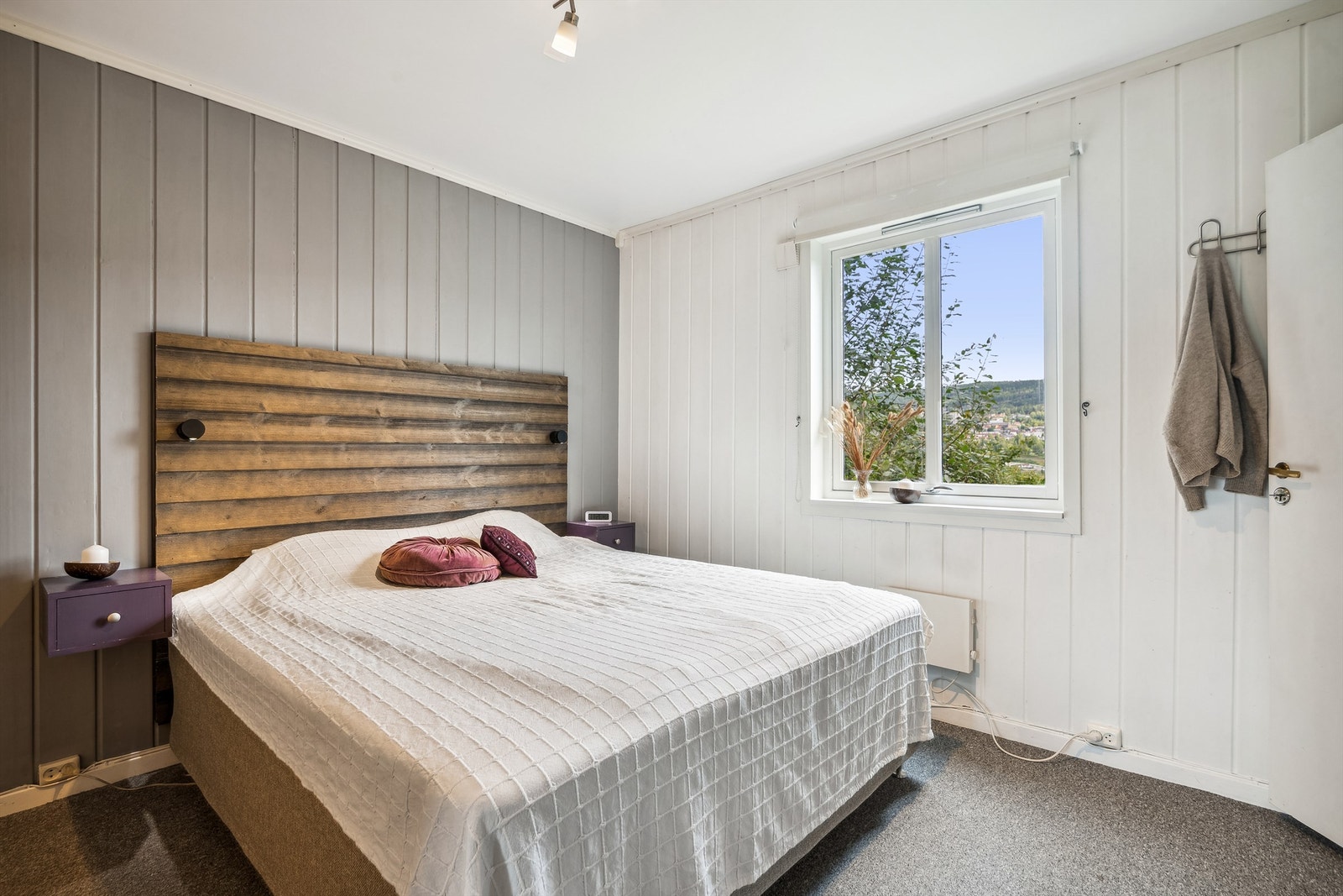 Leiligheten inneholder to soverom. Dette hovedsoverommet er i god størrelse med teppe på gulv og malt panel på vegger. Galleribilde