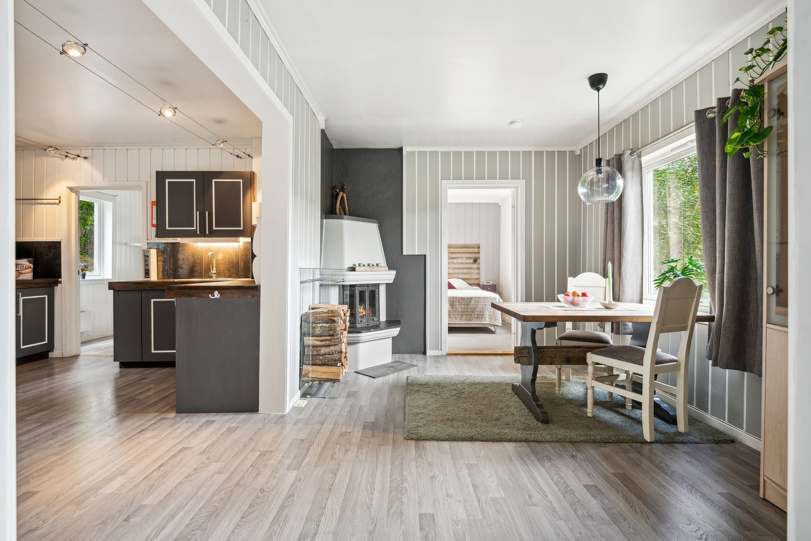 Spisestuen er utstyrt med peis, perfekt for kjølige dager. Galleribilde