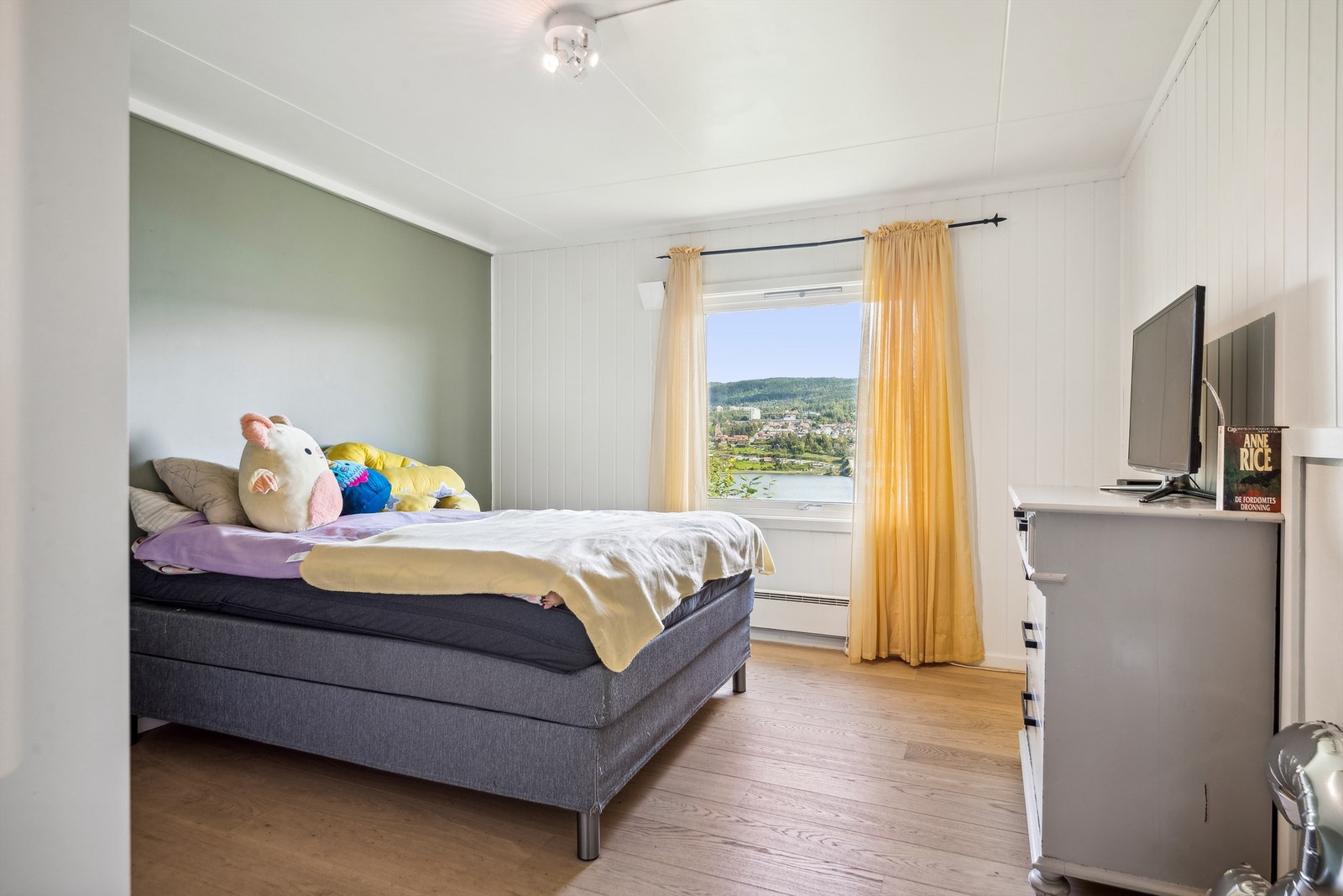 Leiligheten består av tre gode soverom, alle i god størrelse. Hovedsoverom med fin plass for dobbeltseng. Galleribilde