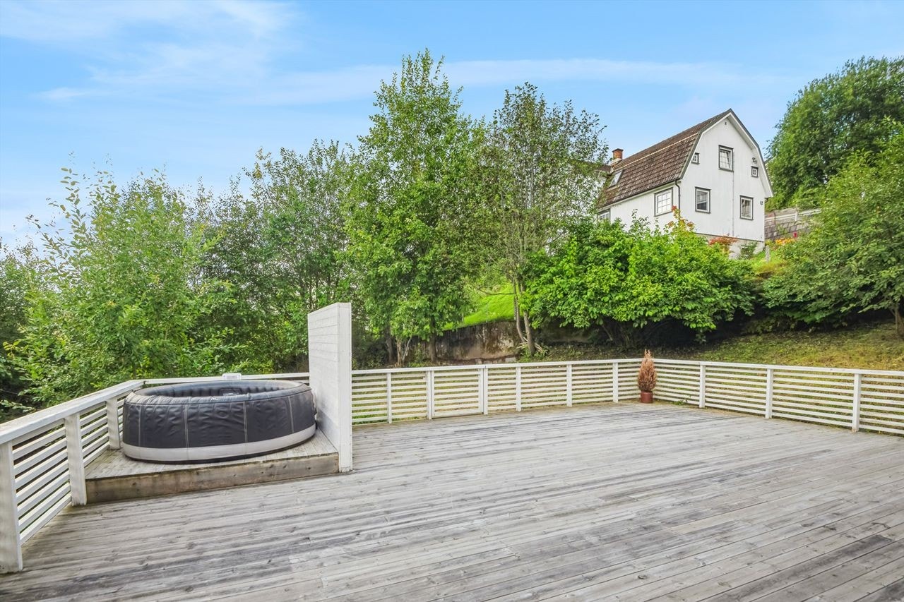 Det er bygd levegg og plass for utendørs boblebad på terrassen. Galleribilde