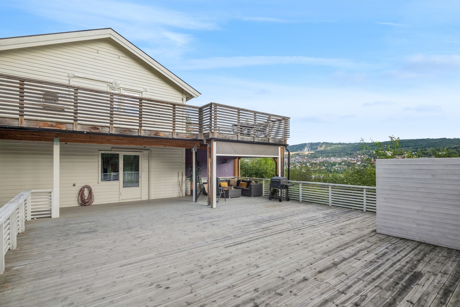 Romslig terrasse med god plass for hagemøblement. Her kan man nyte den flotte utsikten og nyte gode solforhold. Galleribilde