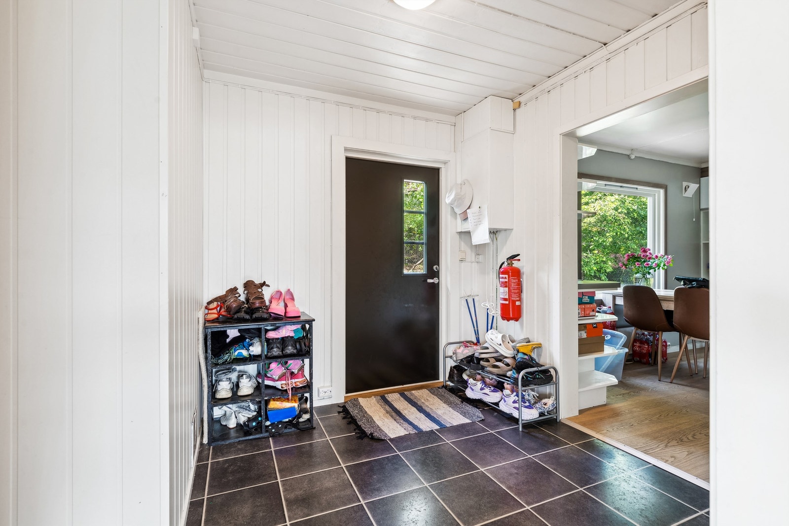 Leiligheten i 2. etasje har egen utvendig trappeadkomst, og inneholder en innbydende entré med flismønstret laminat. Galleribilde