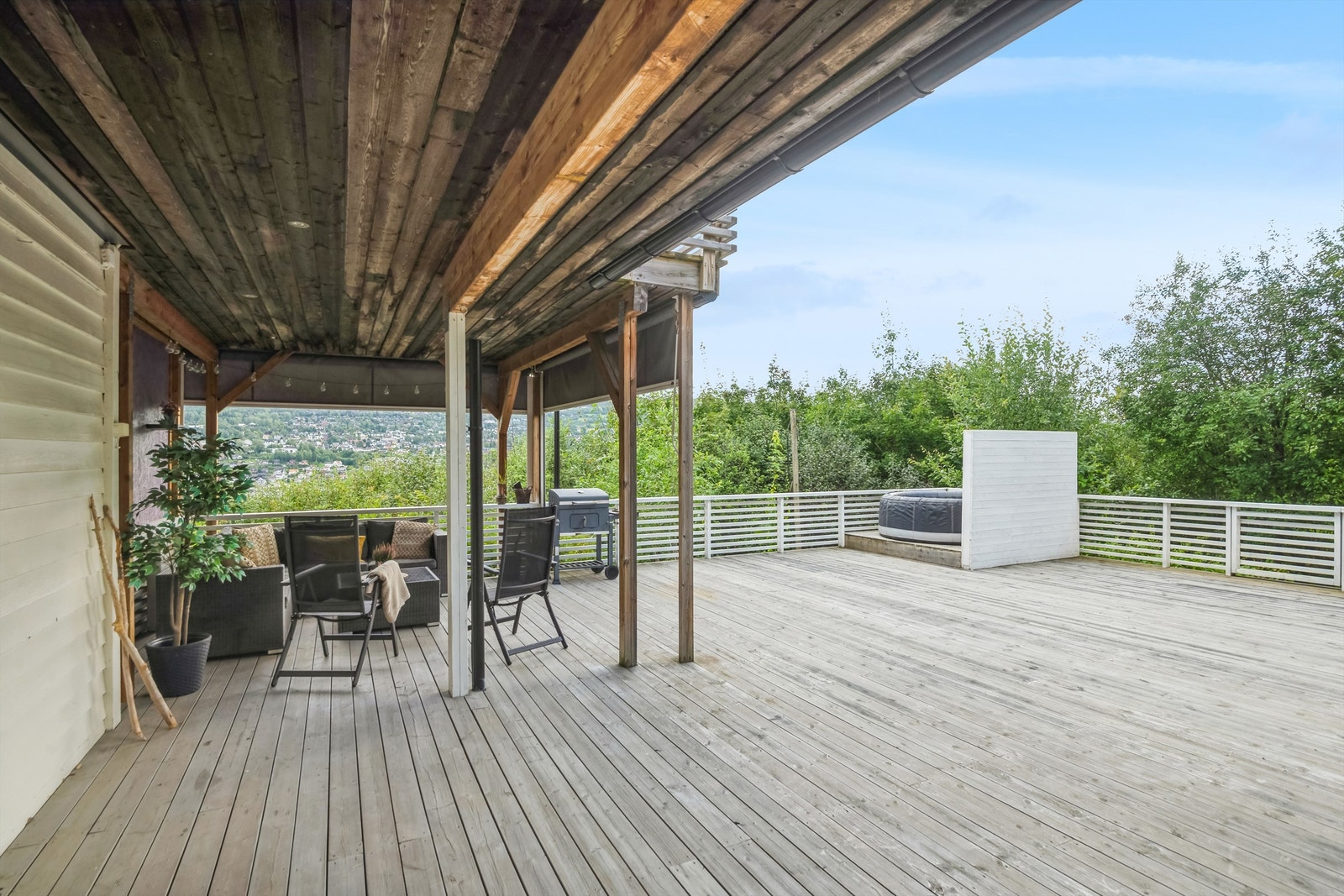 Terrassen er utstyrt med nedfellbar solskjerming på tre av veggene. Galleribilde