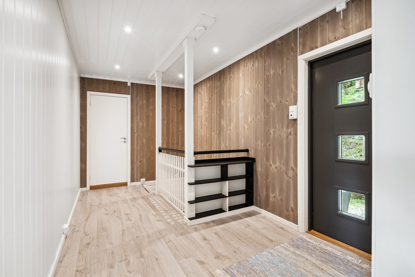 Denne boligen har en gjennomgående god standard og har blitt betydelig oppusset de senere årene og består av to leiligheter. Galleribilde