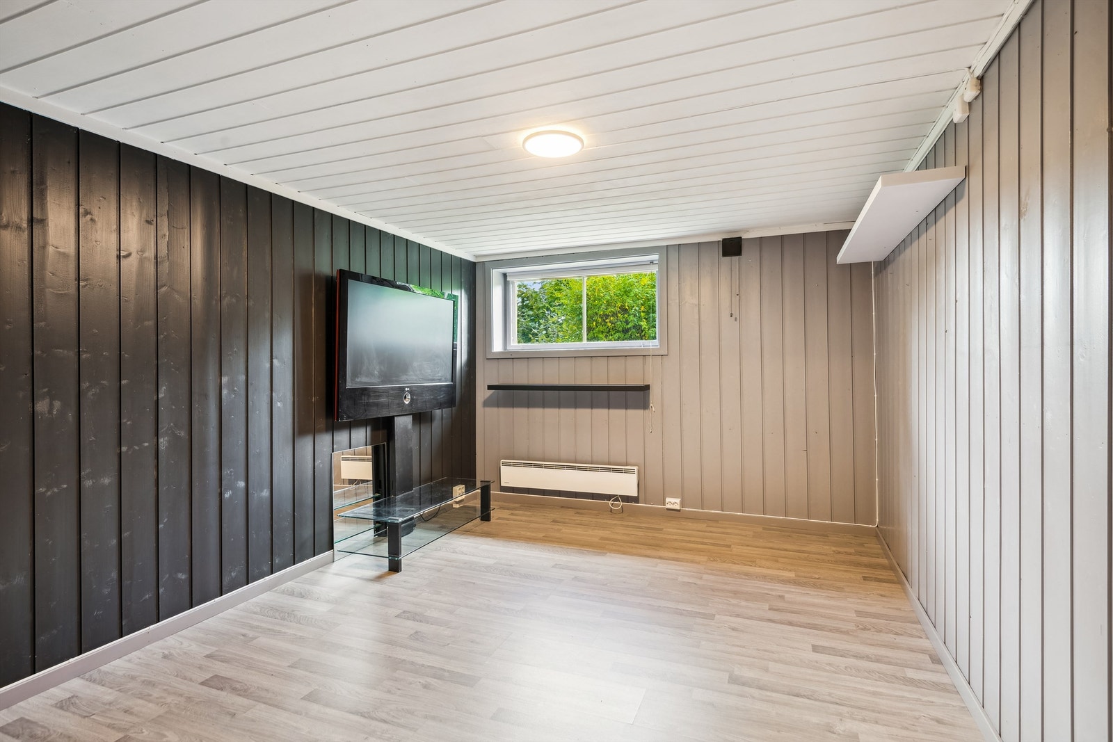 Innredet kjellerstue av god størrelse. Rommet er ikke søkt bruksendret, og er dermed ikke godkjent for varig opphold. Galleribilde