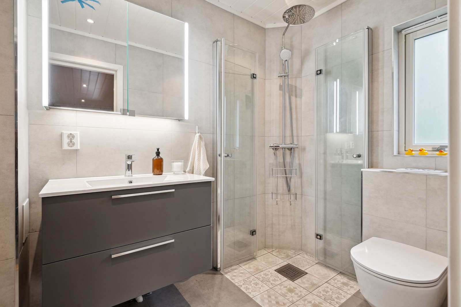 Flislagt moderne bad som ble oppgradert i 2020. Elektriske varmekabler. Innredning med nedfelt servant, speilskap og dusjhjørne. Galleribilde